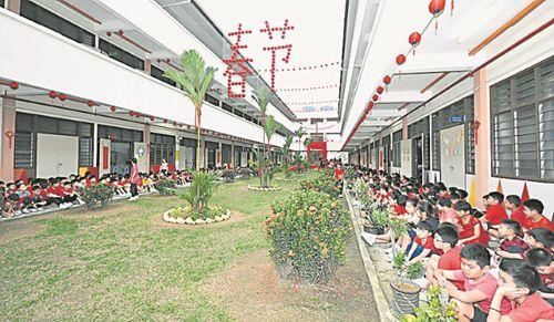 中国侨网教师精心制作的“春节”及大“吉”高挂在课室大楼(马来西亚《星洲日报》)