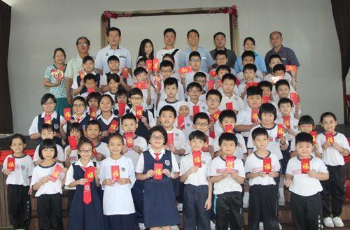 中国侨网甘文阁育智华小的52名学生领取100令吉红包后与嘉宾合影。（马来西亚《星洲日报》）