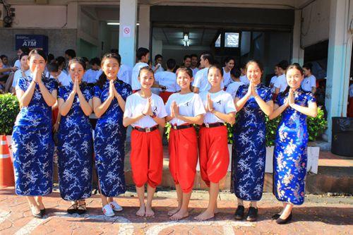 中国侨网泰国学生和身着旗袍的孔子学院教师合影留念