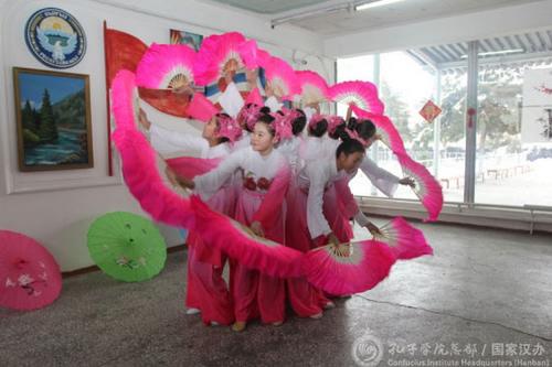 中国侨网贾拉拉巴德市奥斯曼诺夫中学学生表演《扇子舞》