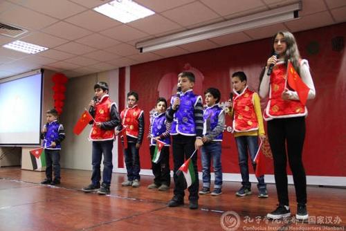 中国侨网TAG孔子学院少儿学生演唱歌曲