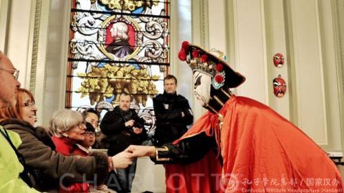 中国侨网变脸表演