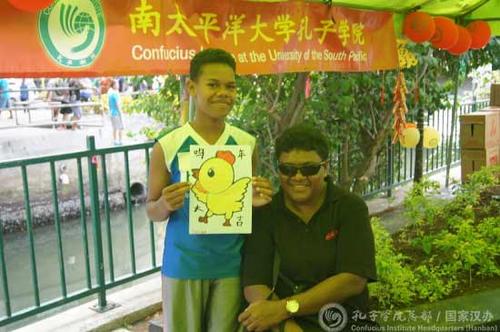 中国侨网在家长陪同下参与活动的斐济儿童