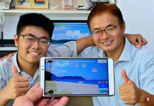 中国侨网父子档李斌（右）和李锦韬花了一年研发华文教学手机应用，推出一个月已有世界各地的用户下载。（新加坡《联合早报》）