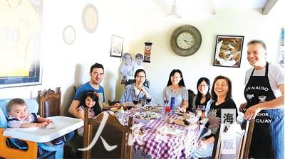 中国侨网贾程琪（右四）和室友一起参加当地一家人举办的烧烤派对。（图片由受访者提供）