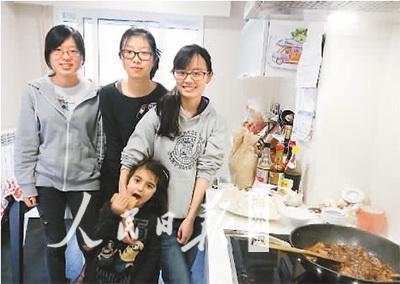 中国侨网贾程琪（右一）和同学带着水饺到学生家里做客。 （图片由受访者提供）