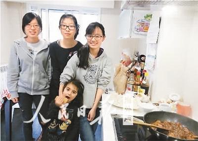 中国侨网贾程琪(右一)和同学带着水饺到学生家里做客。 (图片由受访者提供)
