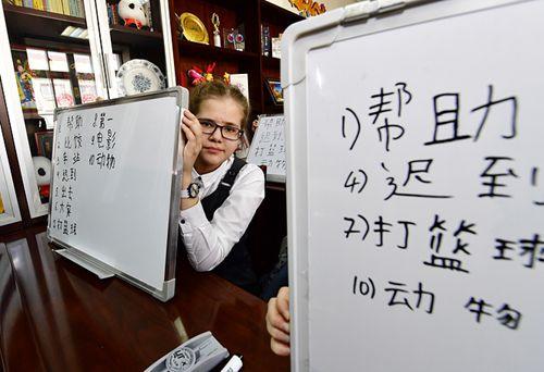 中国侨网参赛学生展示自己的答题板。(网页截图)