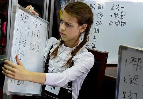 中国侨网小姑娘比较的“较”写成了“饺”啦。(网页截图)