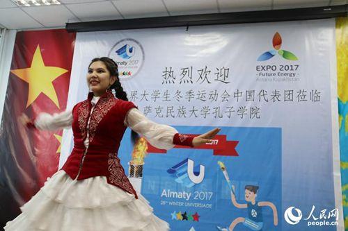 中国侨网孔子学院学生表演节目 记者:周翰博摄