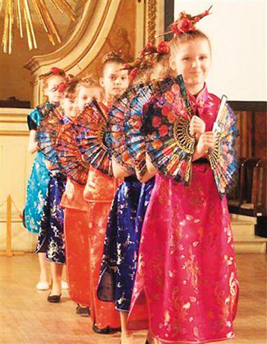 中国侨网图为波兰小学生正在表演中国传统舞蹈《扇子舞》。