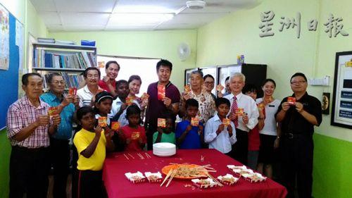 中国侨网董事部派发红包予校内7名印裔学生，让学生感受中华文化氛围。（马来西亚《星洲日报》）