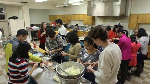 中国侨网图为美国科罗拉多州丹佛大学访问学者组织当地师生集体包饺子。何月佩 摄