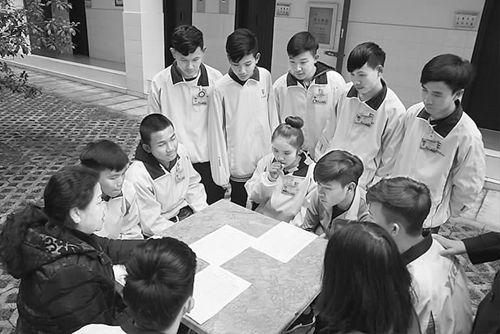 中国侨网玉溪第二职业高级中学老挝班第一学期期末成绩出来后，班主任温群给同学们分析考试分数。