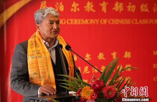 中国侨网当地时间2月12日,尼泊尔教育部初级汉语班开班。该汉语班的培训对象是尼教育部官员,课程的组织及教学工作由加德满都大学孔子学院负责。尼教育部是继尼外交部、尼军总部和尼旅游局之后第4个开办中文培训班的尼泊尔政府机构。图为尼方代表。 中新社记者 张晨翼 摄