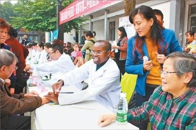中国侨网迪亚拉正在为病人把脉。  本报记者 王明峰摄