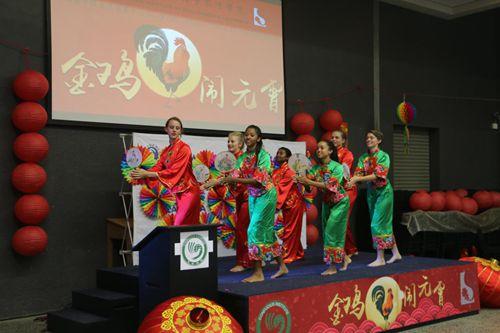 中国侨网学生表演舞蹈