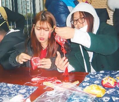 上海留学生寒假不忘学汉语 体验中华民俗文化