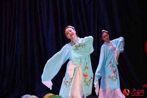 中国侨网唯美古典的舞蹈《青花古韵》。谭武军摄