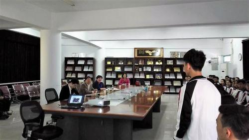 中国侨网方文国等与耀华奖学金班学生座谈