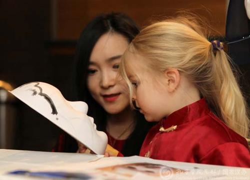 中国侨网外国孩子们学画京剧脸谱