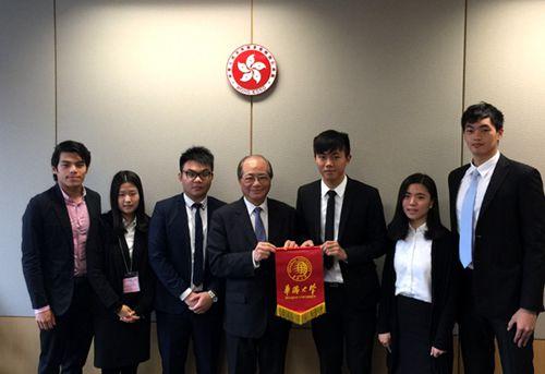 中国侨网吴克俭（右四）会见华侨大学香港学生代表一行