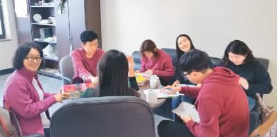中国侨网图为本文作者（左）和韩国学生在讨论课上