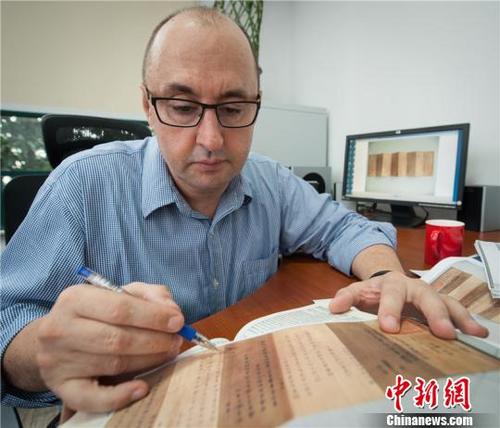 中国侨网Thomas在研究中国史料　克颜　摄