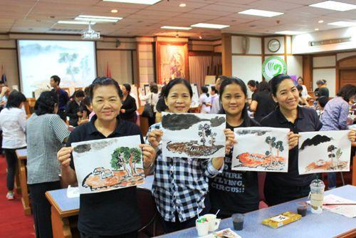 中国侨网曼谷及周边地区本土教师展示自己的中国画作品《山间村景》
