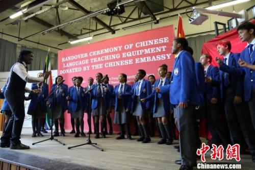 中国侨网3月5日，中国驻南非使馆向南非汉语教学试点中小学捐赠教学设备。图为学生代表在现场用汉语演唱歌曲《北京欢迎你》。　宋方灿　摄