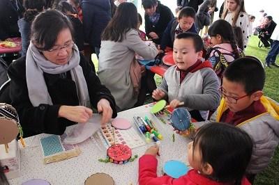 中国侨网到场小朋友参与中国文化体验活动