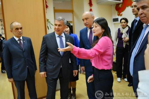 中国侨网孔子学院中方院长李兰宜向总统明尼哈诺夫(左二)介绍孔子学院概况