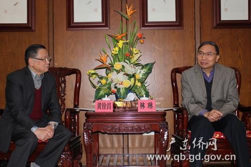 中国侨网省侨办林琳巡视员(右)与缅华笔友协会黄铨昌主席座谈交流
