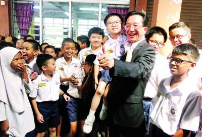 中国侨网黄惠康到访启智小学,与学生们打成一片。 (来源:马来西亚《光华日报》)