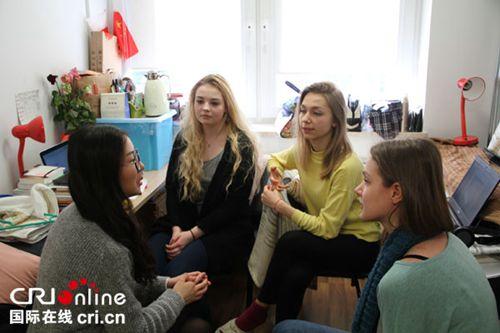 中国侨网格但斯克大学中文专业学生在听中国留学生潘颖子介绍中国大学的对外汉语教育。