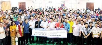 中国侨网玛兹尔与获得拨款的各校代表合影。 (马来西亚《光华日报》)