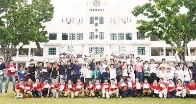 中国侨网槟城钟灵国民型中学8科A至11科A优秀生聚集校园愉快合照。（马来西亚《光华日报》）