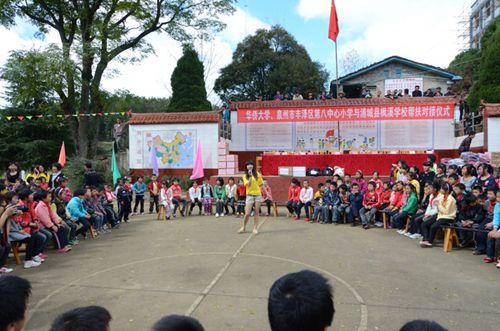 中国侨网华侨大学港澳台侨学生及艺术团学生为当地小学生们表演节目