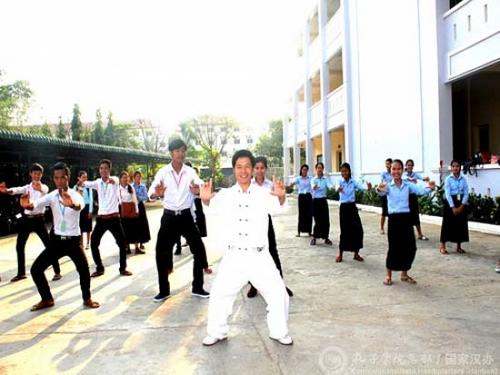 中国侨网大学生汉语班学习太极拳