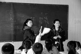 中国侨网美漫、美慧姐妹俩在课堂上与孩子们一起做游戏