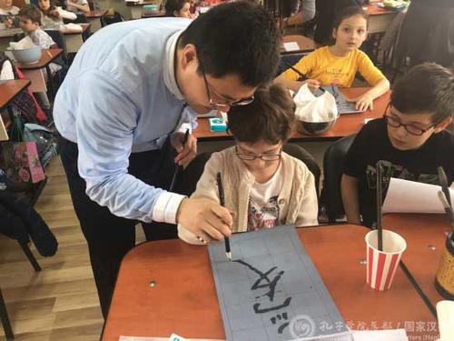 中国侨网当地学生体验中国书法
