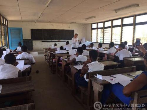 中国侨网科特迪瓦博瓦尼大学孔子学院教师向当地学生教授中文歌曲。