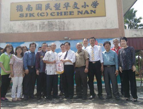 中国侨网董总领导与指南学校董家教理事交流后合照。(马来西亚《星洲日报》)