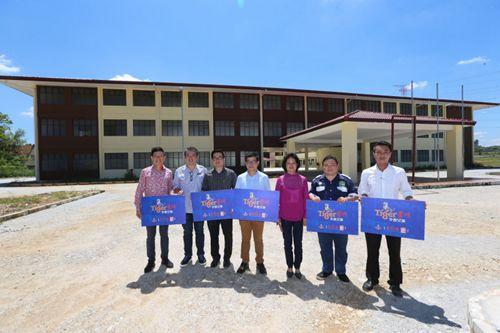 中国侨网李万行(左四)等在加影新城华小外合影。 (马来西亚《星洲日报》)