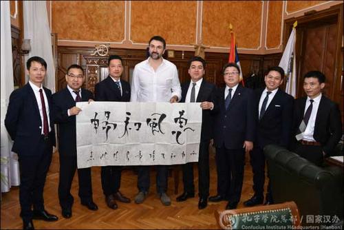 中国侨网向市政府赠送书法作品《惠风和畅》