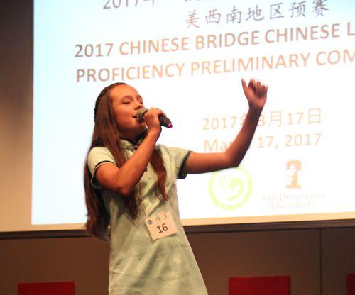 中国侨网《感恩的心》手语展示 (圣大孔子学院供图)