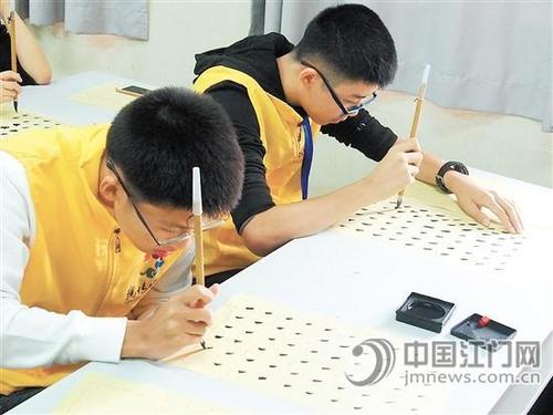 中国侨网泰国孩子认真练习毛笔字。