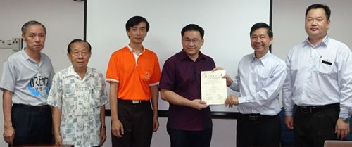 中国侨网颜天禄(左四)等合影 (马来西亚《星洲日报》)