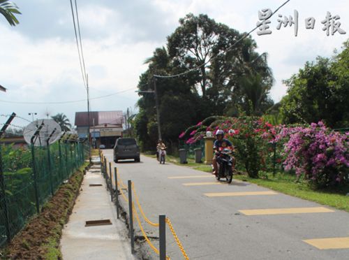 中国侨网育才华小前新建的沟渠将会铺上沥青，让新村路更为宽阔。（马来西亚《星洲日报》）