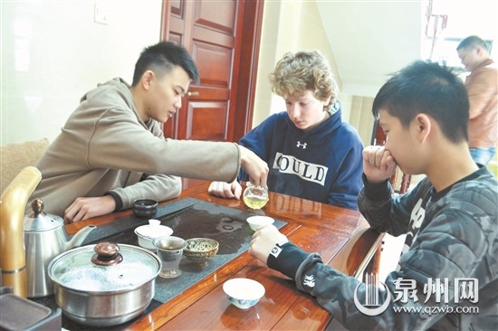 中国侨网美国中学生在泉州家庭里学泡铁观音茶